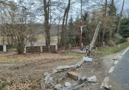 Mercedes staranował słup energetyczny w Rokitkach