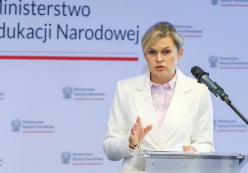 MEN chciało zlikwidować problem, powstał kolejny? Nauczycielka ma radę dla Nowackiej