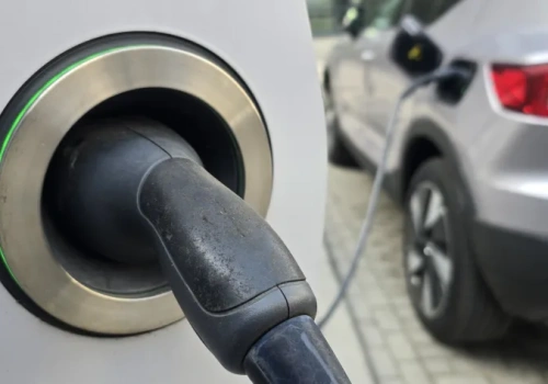 Gdy ropa drożeje, auta elektryczne zyskują. Bliskowschodni konflikt zmienia optykę