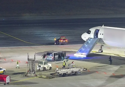 Agresywny pasażer w samolocie do Warszawy. „Nagle otworzyły się drzwi”