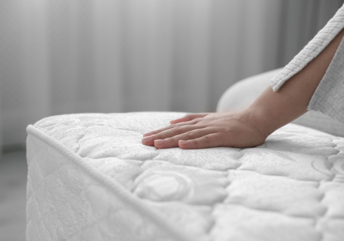 Jak twardość materaca wpływa na regenerację przy pracy fizycznej?