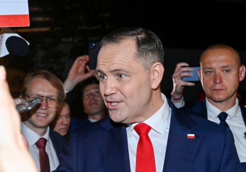 Polska pęka na pół! Sondaż CBOS po decyzji ws. SAFE. Polacy zmienili zdanie w kilka …