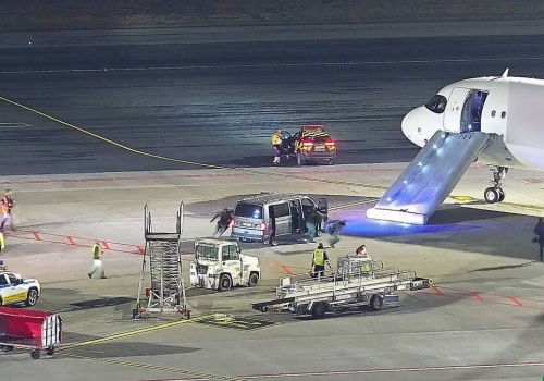 Szok na pokładzie samolotu do Warszawy. Pasażer uderzył członka załogi i próbował otworzyć drzwi