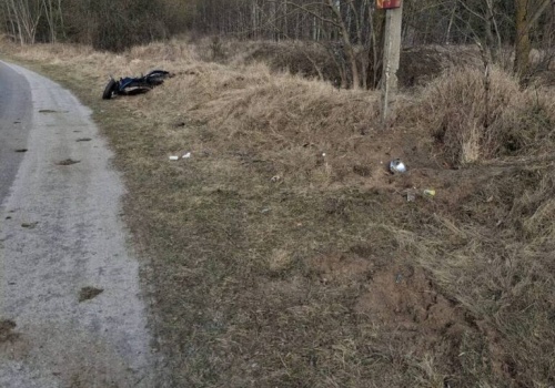 Kierujący motocyklem na łuku drogi uderzył w słup. W stanie ciężkim trafił do szpitala śmigłowcem LPR
