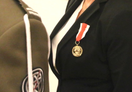 MON odznacza osobę z zarzutem prokuratorskim i nabiera wody w usta