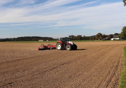 Traktorzysta wpadł pod siewnik - wypadek w Kwiatkowicach w powiecie legnickim