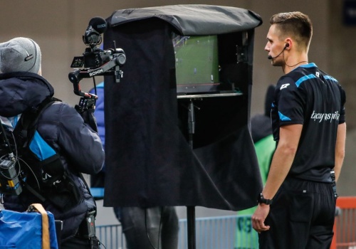 Polski sędzia chce dodatkowych kar dla piłkarzy. 