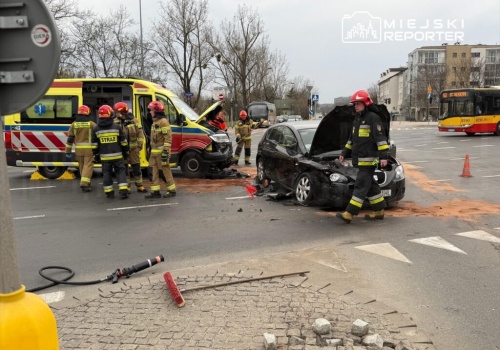 Ambulans na sygnałach zderzył się z autem osobowym. Jedna osoba w szpitalu