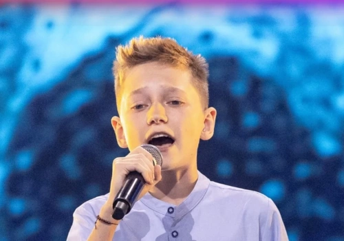 Michał zachwycił trenerów i odwrócił trzy fotele.