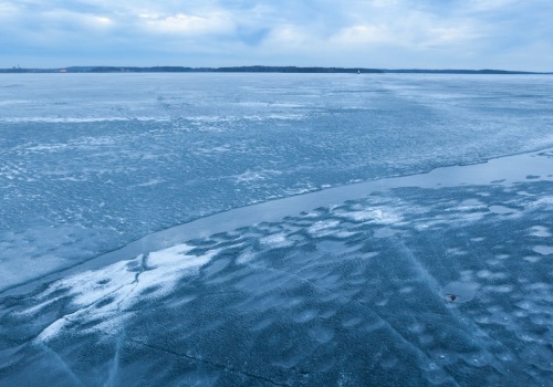 Największe jezioro w Polsce jest całe w pęknięciach. Ratownicy ostrzegają