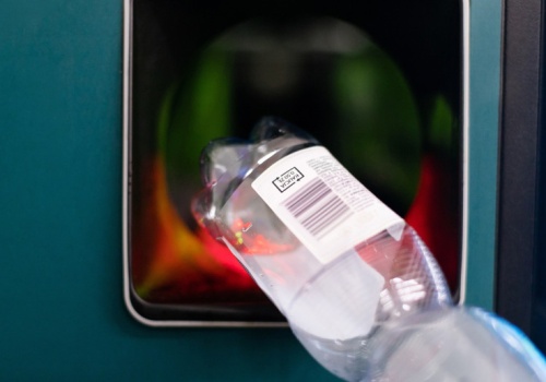 Tyle zarabia na butelkach kaucyjnych w jeden dzień. „Dużo ludzi wyrzuca pieniądze do śmieci”