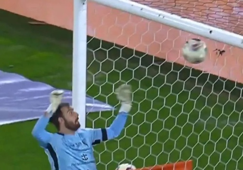 Co on zrobił?! Kuriozalna interwencja Cojocaru hitem Ekstraklasy