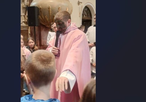 Ksiądz z… błotem na twarzy podczas mszy