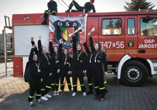 Zwycięstwo młodych strażaczek z Jarost – pojadą na zawody krajowe