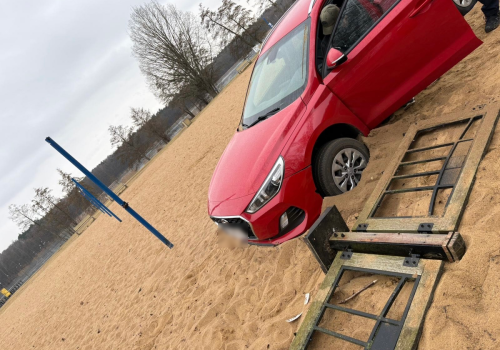 Ukradł auto z warsztatu i prowadził pijany. Zakończył jazdę na plaży. Został zatrzymany przez policjantów z Jeżyc