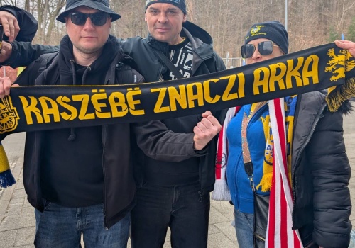 Dzień Jedności Kaszubów w Sejmie i gigantyczna flaga na meczu Arki Gdynia