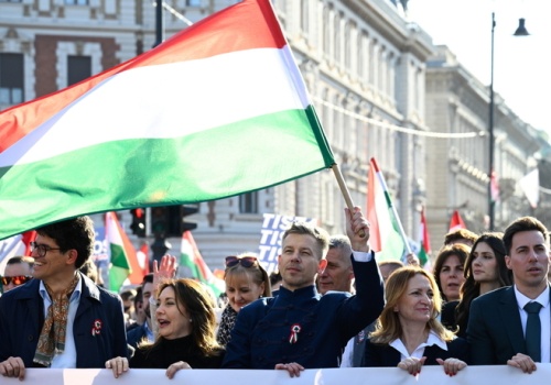 Węgry: jedna rocznica, dwa marsze. Orban i Magyar manifestują siły przed wyborami