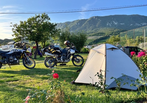 Żelazny zestaw 2026. Co koniecznie kupić na początek przygody z turystyką motocyklową i jak wydać jak najmniej?