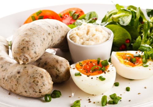 Polacy zajadają się nią na Wielkanoc. Oto co naprawdę kryje się w białej kiełbasie