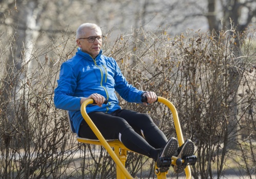 Senator Kwiatkowski na siłowni pod chmurką. 