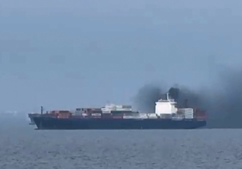 Pocisk uderzył w zakotwiczony tankowiec koło Fudżajry