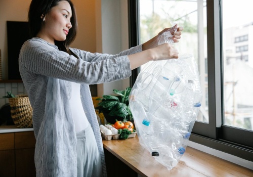 Naukowcy przekształcili plastikowe butelki w lek na chorobę Parkinsona