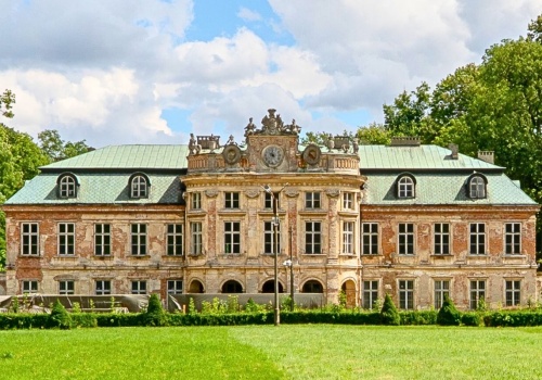 Polskie miasto z dramatyczną przeszłością. Pałac przetrwał wieki. Wojny zmieniły je na zawsze