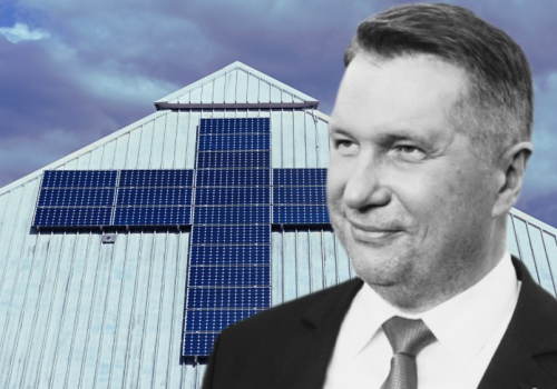 Czarnek idzie na wojnę z fotowoltaiką, księża... raczej nie. 