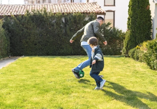 Mieszam z wodą i spryskuję trawnik. Po dobie mech żółknie i znika