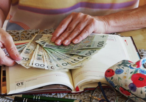 Emeryci bez obiecanego 2150 zł miesięcznie. Świadczenie wycofane, w zamian inna opcja