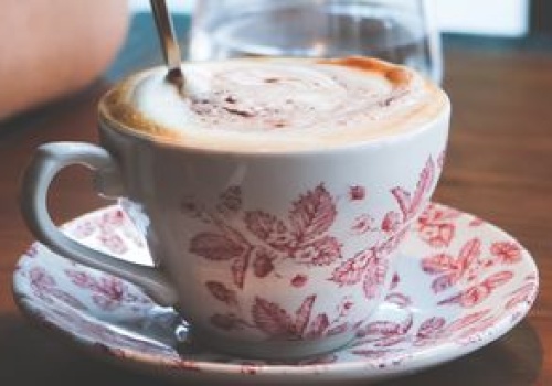 Słodka kawa bez cukru to nie bajka. Tak szybko możesz poprawić jej smak