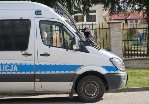 Niepokojące sceny przy szkołach postawiły służby na nogi. Są nowe informacje ws. podejrzanego