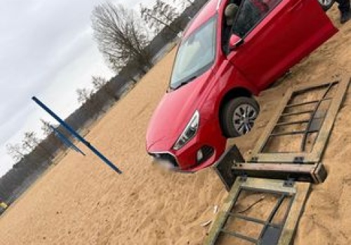 Pijany ukradł auto z warsztatu. Utknął na plaży
