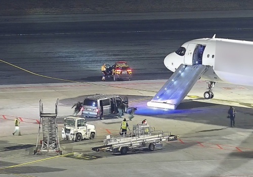 Hiszpan otworzył drzwi samolotu podczas kołowania i zjechał po dmuchanym trapie na płytę lotniska