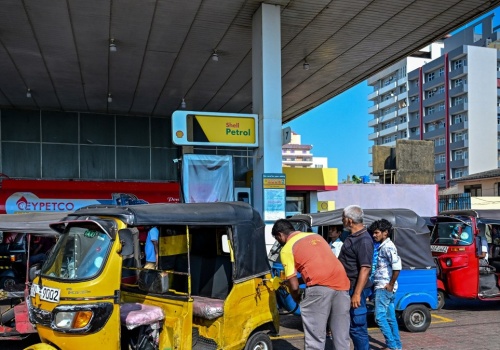 Konflikt na Bliskim Wschodzie uderza w Azję. Wprowadzono reglamentację paliwa