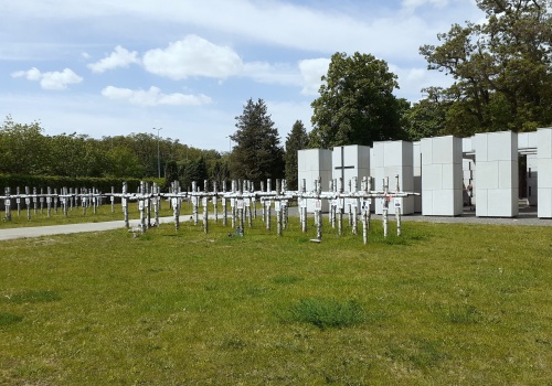 Nowe krzyże na Łączce. Wolontariusze i żołnierze odnowili kwaterę „Ł” na Powązkach