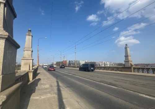 Dziurawa nawierzchnia mostów Osobowickich woła o pomstę do nieba. Co blokuje remont?