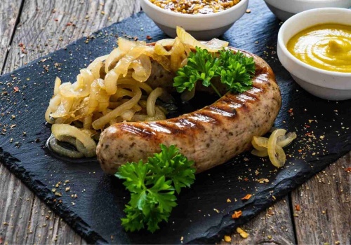 Biała kiełbasa duszona z miodem. Tradycyjny smak w nowej odsłonie