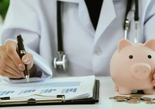 Minimalne pensje lekarzy i pielęgniarek od lipca. Dla niektórych nawet 13 tys.