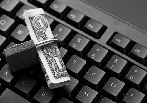 Stracił oszczędności życia przez oszustwo internetowe. W reklamie inwestycyjnej wykorzystano wizerunki znanych polityków