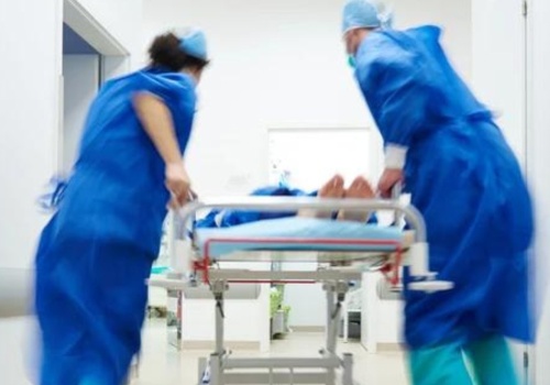 Śmiertelne ognisko zapalenia opon mózgowych w Anglii. Służby reagują