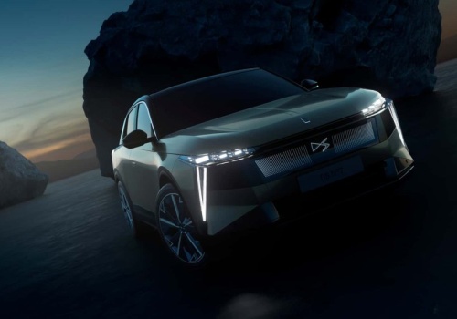 DS N°7 stał się elektrykiem. Będzie też wersja spalinowa, ale niezbyt premium