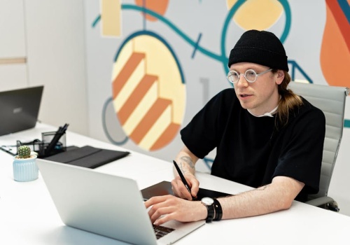 Ile zarabiają freelancerzy w Polsce? IT wyraźnie przed resztą rynku