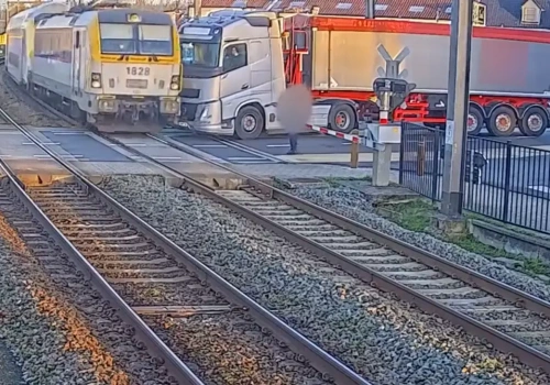 Zestaw utknął na przejeździe, kierowca zdołał wycofać przed jadącym pociągiem