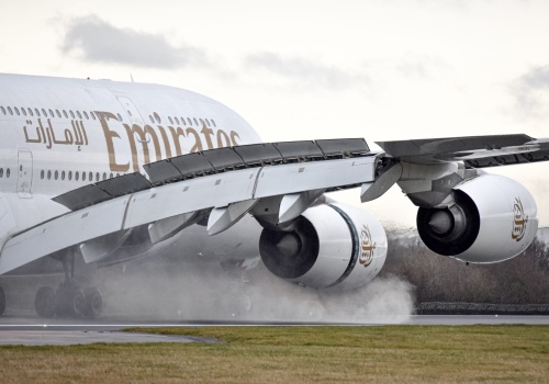 Emirates i Dubaj mają potężny problem. Ataki dronów, paliwo i puste samoloty, ale oficjalnie wszystko jest cacy