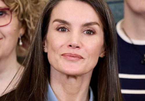 Królowa Letycja zachwyca w błękitnej koszuli. Podobne znajdziesz w Zarze i Reserved, są piękne i twarzowe