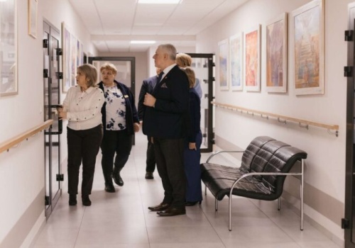 Tam, gdzie najważniejszy jest człowiek – wizyta starosty w częstochowskim hospicjum