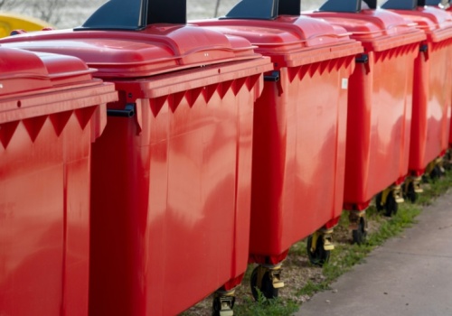 Pojawiły się czerwone pojemniki na śmieci. Mieszkańcy nie muszą dopłacać