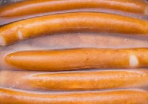 Kiedy wrzucić parówki do wody? Nagminny błąd