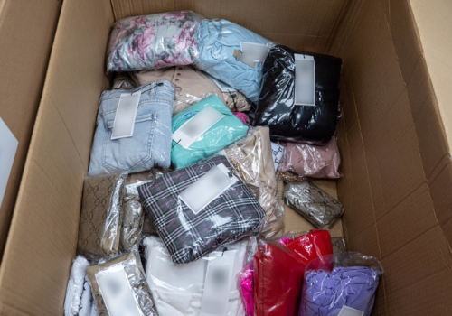 Blisko 1800 ubrań i butów na licytacji skarbówki. Wartość towaru – 385 tys. zł!